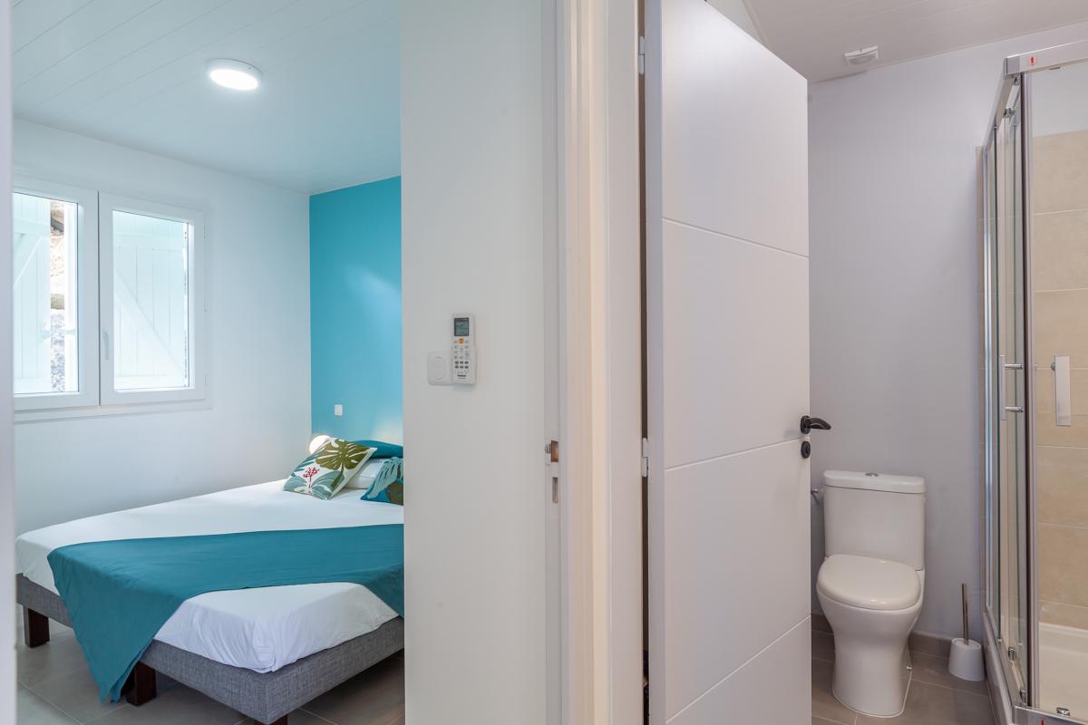 22 Location-villa-piscine-vue-mer-trois-ilets_chambre-2-et-salle-d-eau
